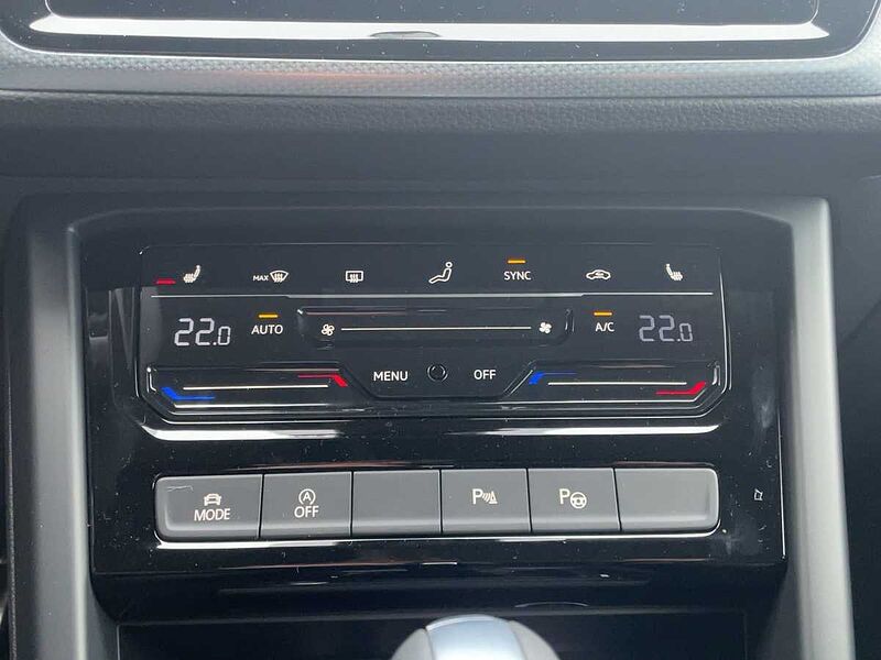 Volkswagen Touran BMT 1.5 TSI Comfortline LED AHK Navi ACC Comfortline