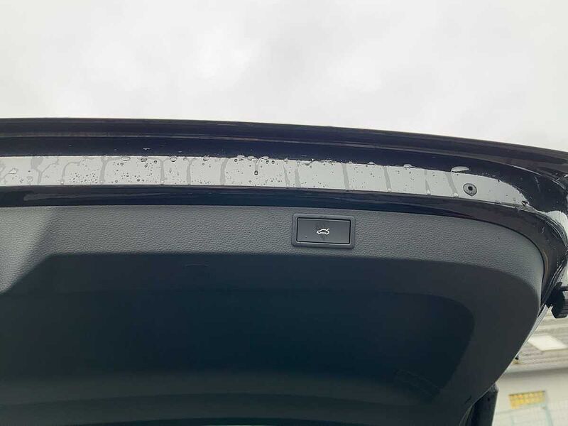 SKODA Karoq 2.0 TDI Sportline AHK ACC Navi Virt LED