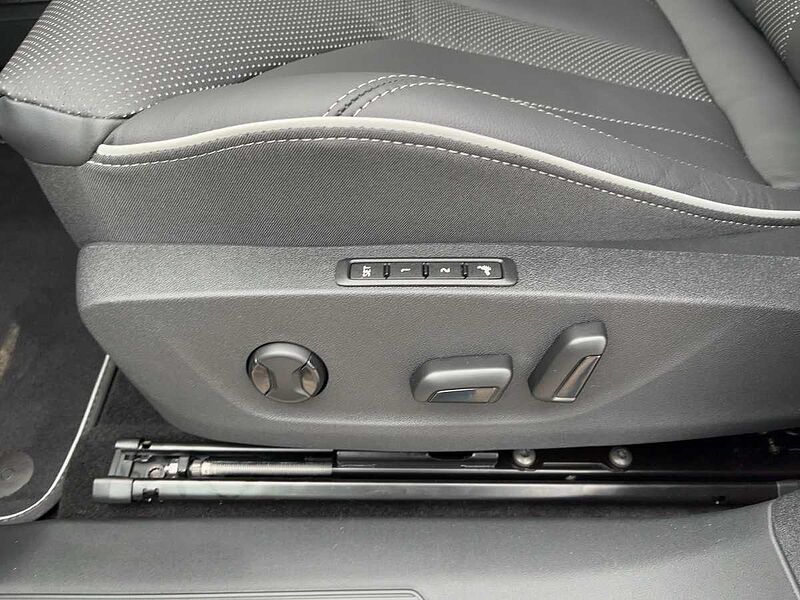 SKODA Enyaq RS Lounge AHK ACC LED Navi HUD Matrix 360