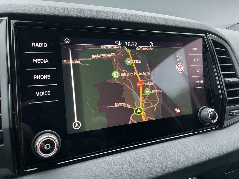 SKODA Karoq 1.5 TSI ACT Selection ACC Navi Virt LED