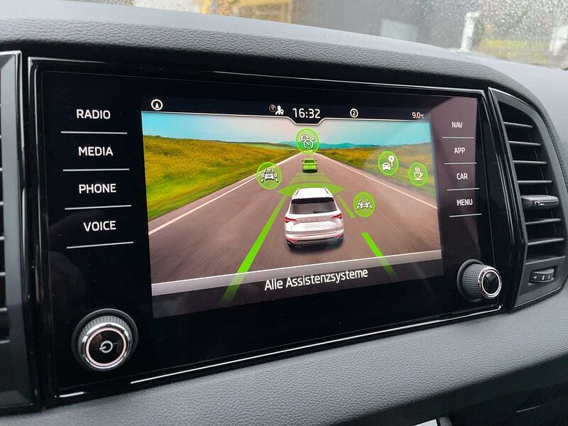 SKODA Karoq 1.5 TSI ACT Selection ACC Navi Virt LED