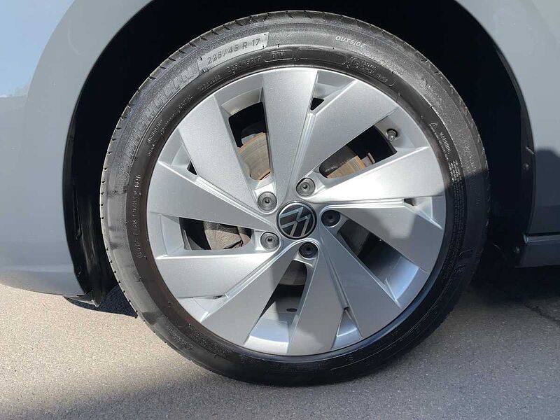 Volkswagen Golf VIII 1.5 eTSI Style AHK ACC Virt LED PDC
