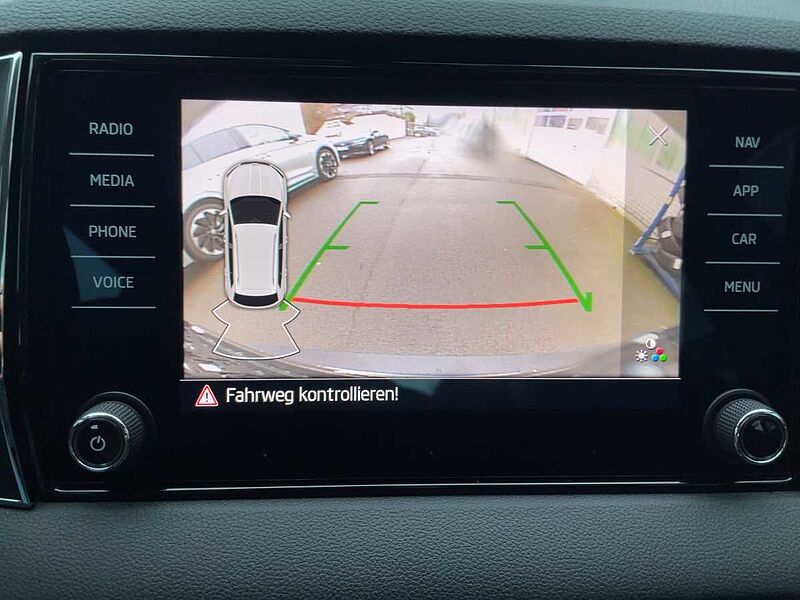 SKODA Karoq 2.0 TDI Ambition AHK Navi PDC CarPlay