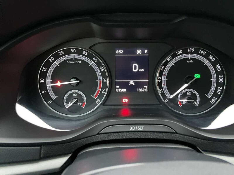 SKODA Karoq 2.0 TDI Ambition AHK Navi PDC CarPlay