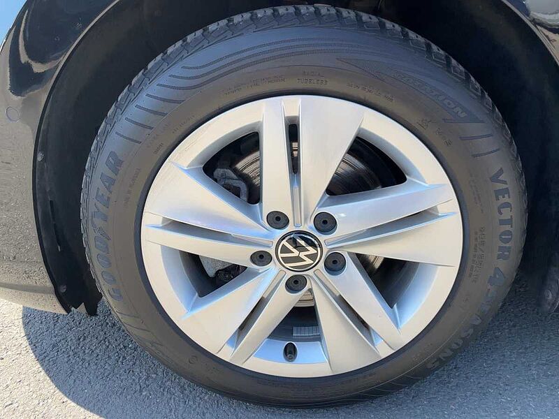 Volkswagen Golf VIII 2.0 TDI Life ACC Navi Virt LED PDC