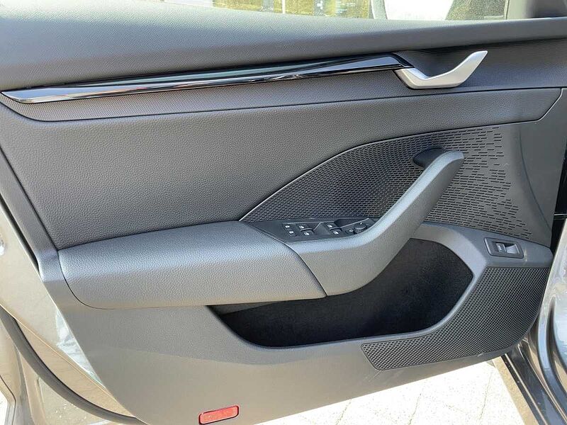 SKODA Octavia Combi 2.0 TDI W Sportline ACC LED Black