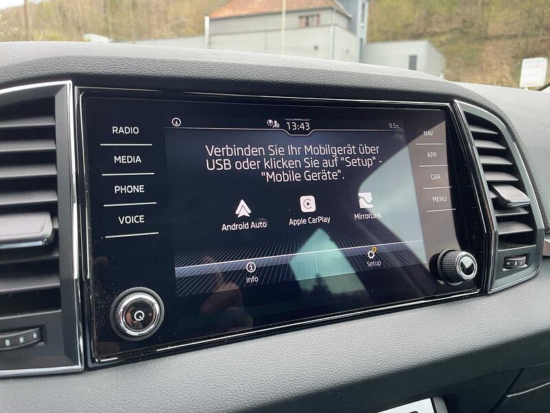 SKODA Karoq 2.0 TDI Tour AHK Navi Virt LED PDC Kamera