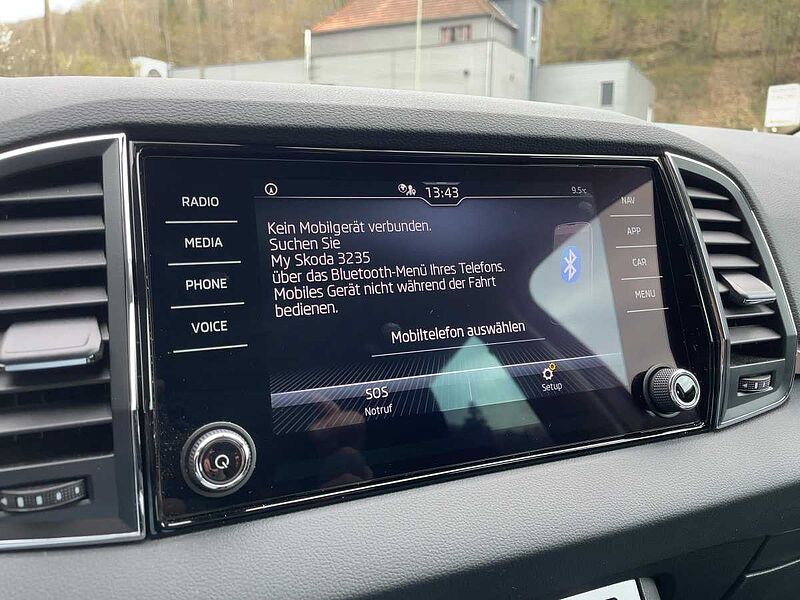 SKODA Karoq 2.0 TDI Tour AHK Navi Virt LED PDC Kamera