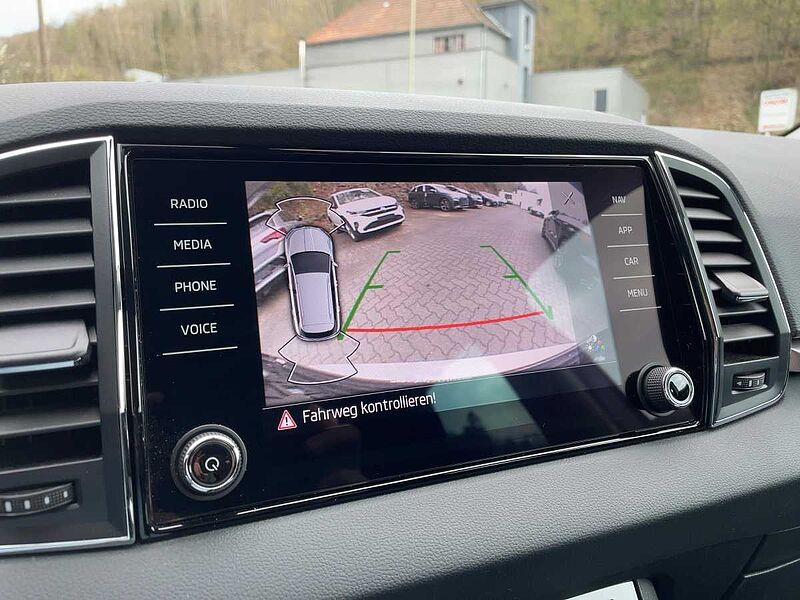 SKODA Karoq 2.0 TDI Tour AHK Navi Virt LED PDC Kamera