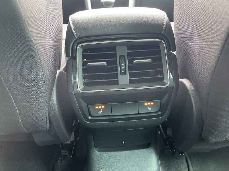 SKODA Karoq 2.0 TDI Tour AHK Navi Virt LED PDC Kamera
