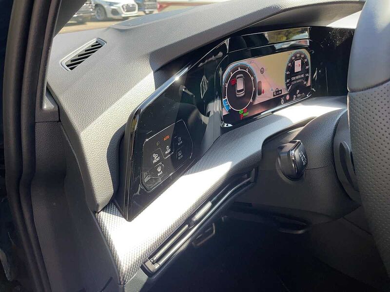 Volkswagen Golf VIII 1.5 eTSI W R-Line ACC Virt Navi LED