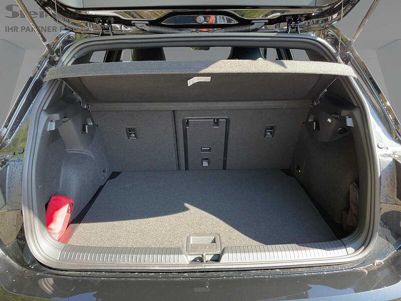Volkswagen Golf VIII 1.5 eTSI W R-Line ACC Virt Navi LED