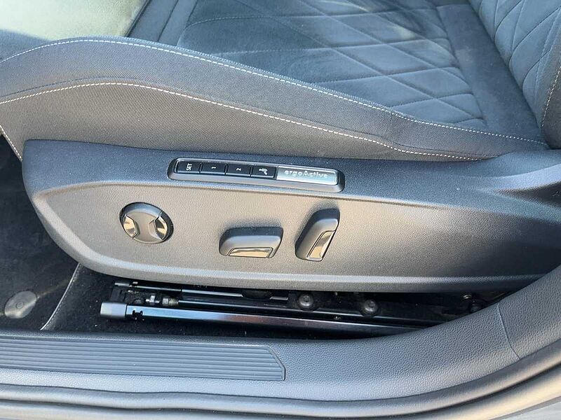 Volkswagen Golf VIII 1.5 TSI Style Navi ACC Virt CarPlay