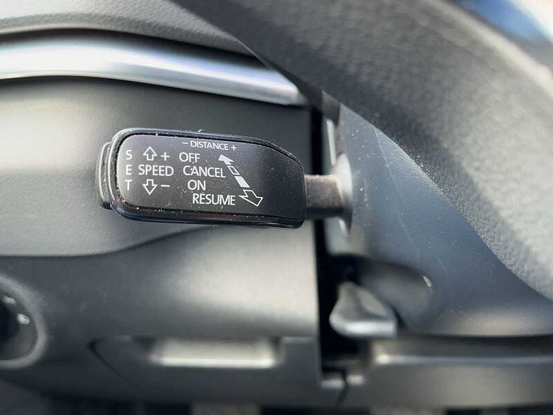 SKODA Karoq 2.0 TDI Clever AHK Navi ACC Virt LED PDC