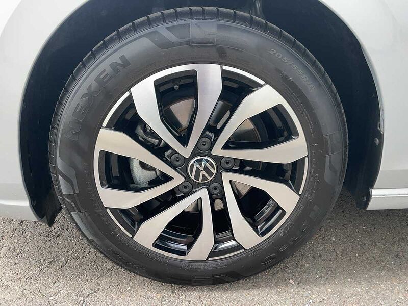 Volkswagen Golf VIII 1.0 TSI Active Virt LED CarPlay PDC