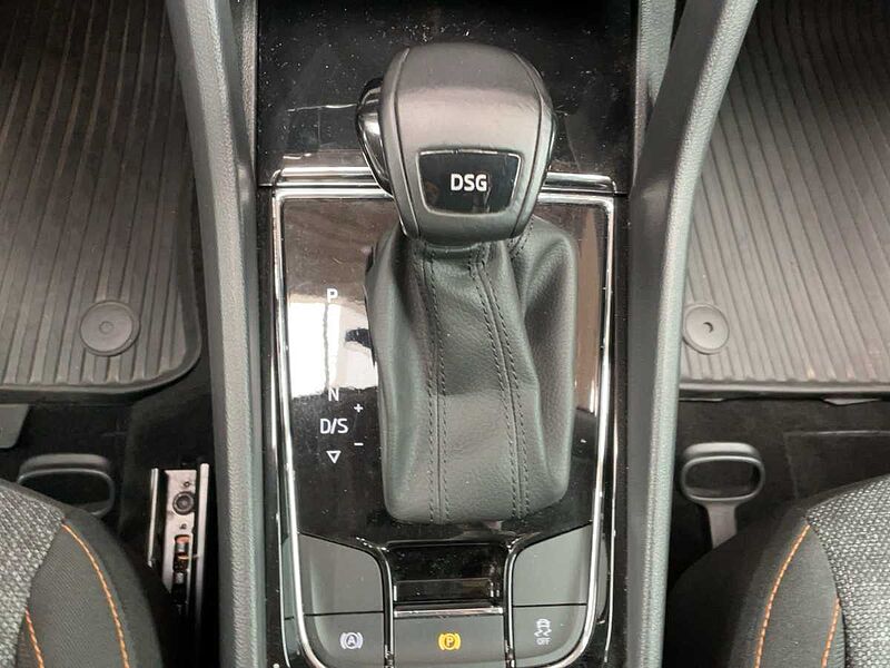 SKODA Karoq 1.5 TSI ACT Clever Navi LED PDC CarPlay