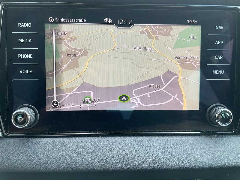 SKODA Karoq 1.5 TSI ACT Clever AHK Navi ACC Virt LED