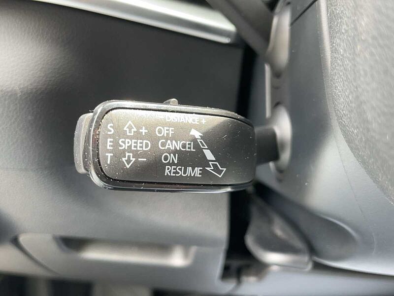 SKODA Karoq 1.5 TSI ACT Clever AHK Navi ACC Virt LED