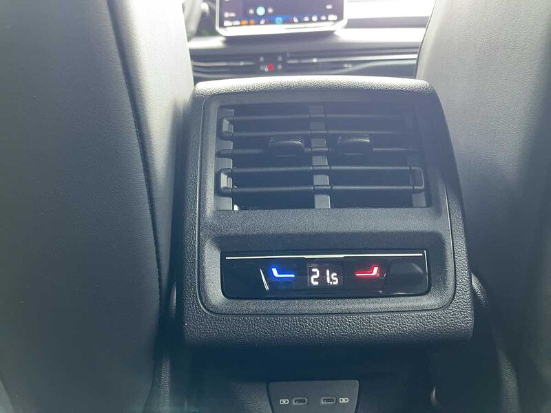 Volkswagen Golf VIII 1.5 eTSI W R-Line AHK ACC Virt Navi