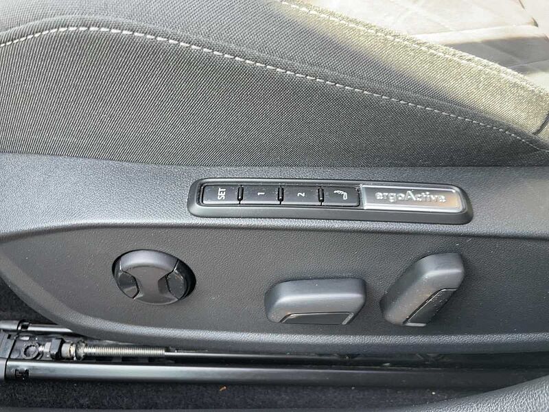 Volkswagen Golf VIII 2.0 TSI Style AHK Navi ACC Virt LED