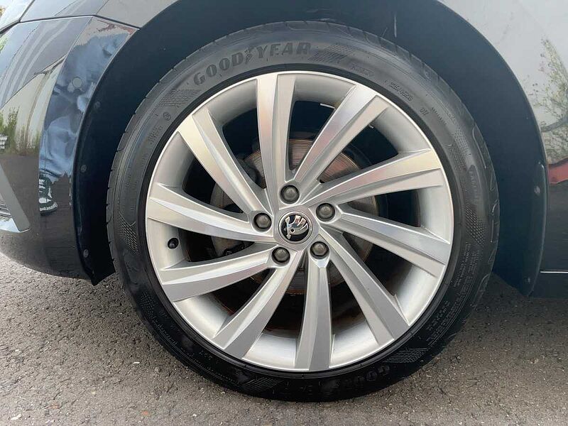SKODA Octavia Combi 1.5 TSI ACT First Edition Navi