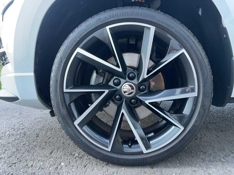 SKODA Karoq 1.5 TSI ACT Sportline Navi LED PDC