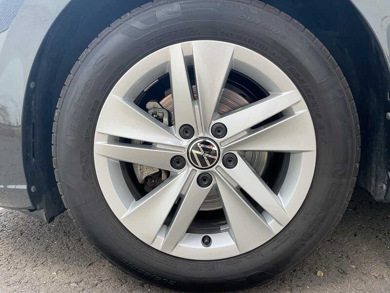 Volkswagen Golf VIII 1.0 eTSI Life Navi ACC Virt LED PDC