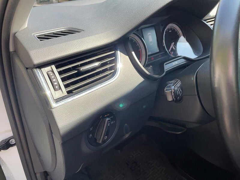 SKODA Octavia Combi 2.0 TDI Style PDC Leder CarPlay