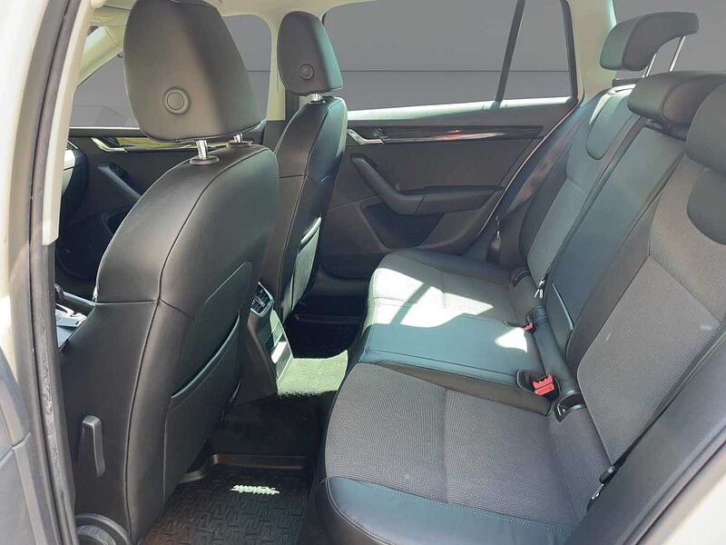 SKODA Octavia Combi 2.0 TDI Style PDC Leder CarPlay